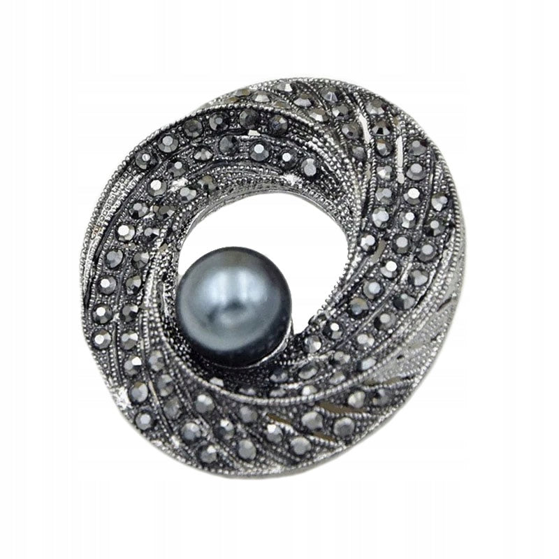 Baroque brooch with pearl